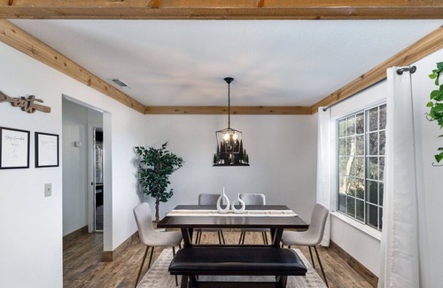 Mariposa Cabin | Mighty Peaks Retreat: Game room, Hot tub and great views near Yosemite