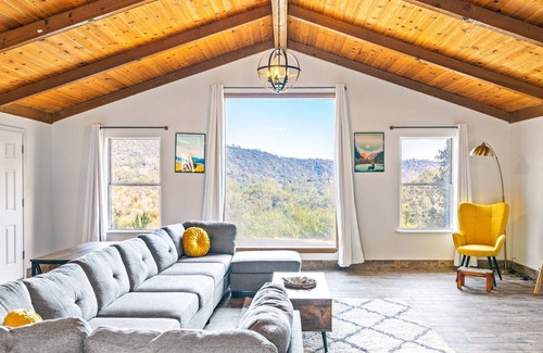 Mariposa Cabin | Mighty Peaks Retreat: Game room, Hot tub and great views near Yosemite