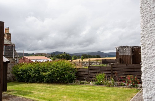 Alness Apartment | Mike’s Cottage | 3-Bed + Garden, Wi-Fi & Parking