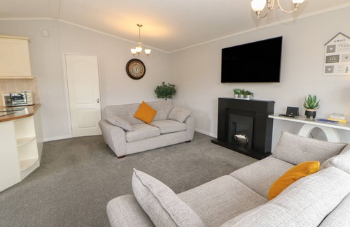 Morpeth Cottage | MILDRED'S LODGE, pet friendly, with hot tub in Felton