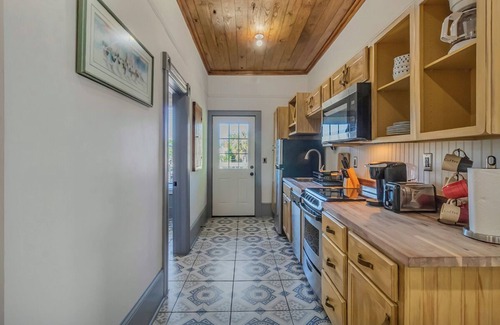 Savannah Victorian District Apartment | Mildred’s Veranda Retreat, At Dueling Sisters Inn, Cozy and comfortable