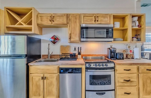 Savannah Victorian District Apartment | Mildred’s Veranda Retreat, At Dueling Sisters Inn, Cozy and comfortable