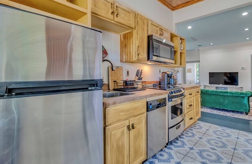 Savannah Victorian District Apartment | Mildred’s Veranda Retreat, At Dueling Sisters Inn, Cozy and comfortable