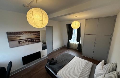 Mile End House | MileEnd 4 large master bedroom