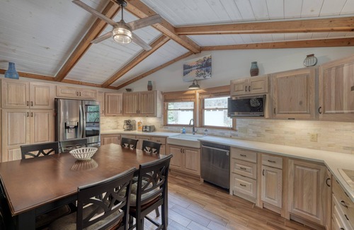 Blairsville House | Miles Away Lakehouse- 3/2 with lake frontage, boat dock, newly renovated kitchen