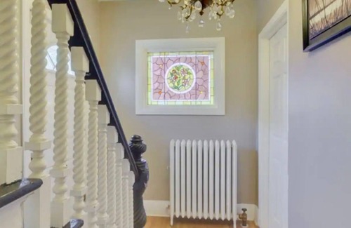 Milford House | Milford Queen Room l Fast Wi-Fi, AC, Parking – Near Hospital & I-495