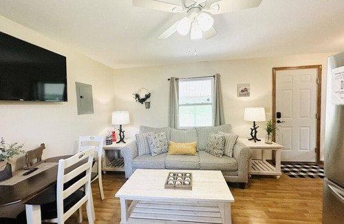 Pine Grove Cabin | Milk Hand House. Peaceful 1 bedroom cabin