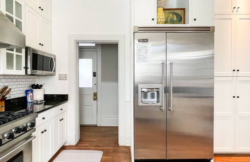 Washington House | Mill Haus - Heated Swimming Pool, Hot Tub, Dog Friendly, Downtown
