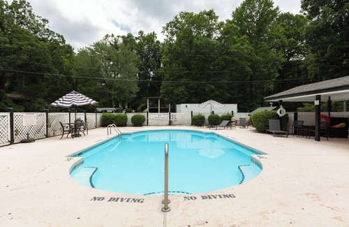 Flat Rock Condo | Mill House Lodge Penthouse on the lake