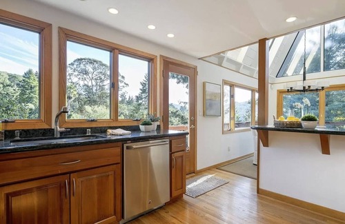 Tamalpais-Homestead Valley House | Mill Valley Chalet - Sunny & Private - Deck, Views, Putting Green, Trails, Tub