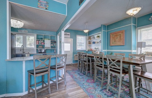 Aransas Pass House | Miller"s Shabby Chic Coast 5 bedroom house blocks from downtown