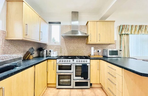 Glasgow House | Millerston House - on the edge of Glasgow with Parking