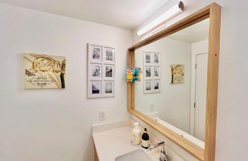 Downtown Kelowna House | Million-Dollar View 1 bedroom with private bathroom with access to 34th floor lounge in Downtown Kelowna