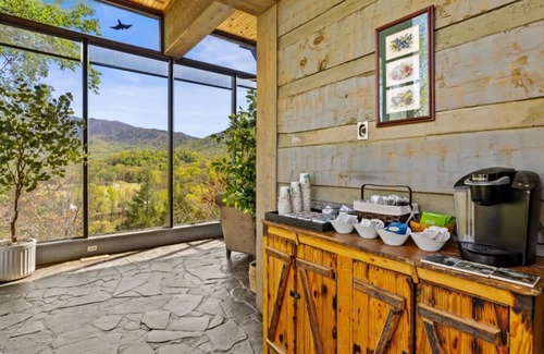 Townsend Cabin | Million Dollar View | Hot Tub | King Bed | Luxury