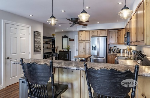 Windermere Cottage | Million Dollar Views! 4bdrm 3bath Cottage on 3 Mile Lake-Hot Tub! Rooftop Deck!