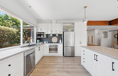 Sorrento House | Millos by the Sea - 5 brm home, close to Koonya Beach and general store