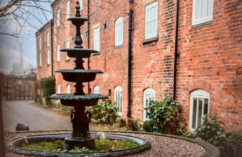 Burton on Trent Apartment | Millside Lodge - Easy walk to Shops, Attractions,