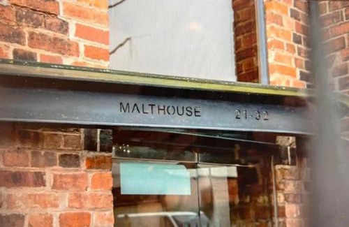 Burton on Trent Apartment | Millside Lodge - Easy walk to Shops, Attractions,