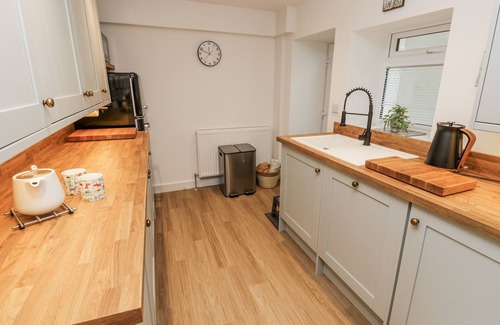 Kildwick Cottage | MILLSIDE VIEW, pet friendly, with a garden in Kildwick