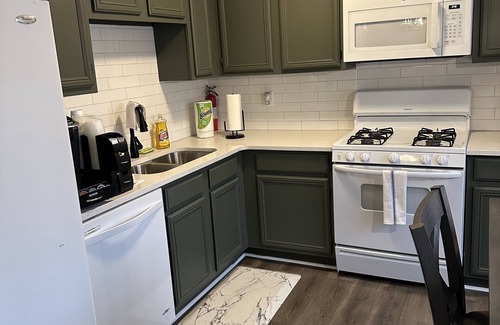 Lithonia House | MIMI MANSION .SPACE GALORE!. 16 SLEEPS IN LUXURIOUS COMFORT FOR LESS $!