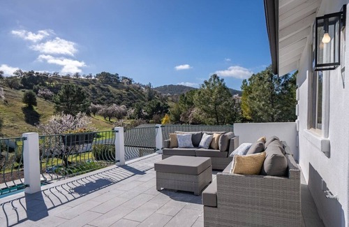 Paso Robles Villa | Min to Downtown, 7 BR/6 BA Estate-Pool & Hot Tub