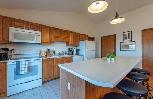 Wolf Laurel House | Min to Hatley~Mountain Views~Hot Tub~Game Room!