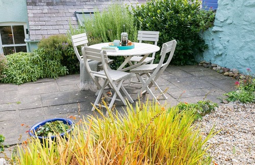 Ty Croes Cottage | Min y Don - an on the beach that sleeps 4 guests in 2 bedrooms
