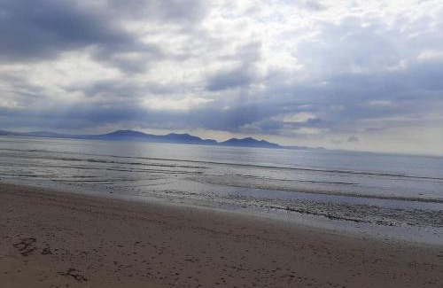 Malltraeth House | Min yr Afon - Cabin - Sleeps 2 - Hot Tub - Parking