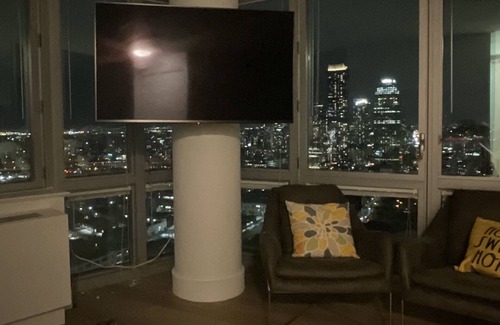 Hunters Point Apartment | Mind-blowing City Views on East River - 10 mins to Manhattan!