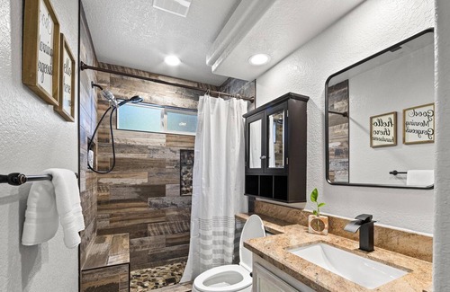 North Valley House | Mindanao Memories | Freshly Renovated 5/3 with Pool, Hot Tub, & Fire Pit!