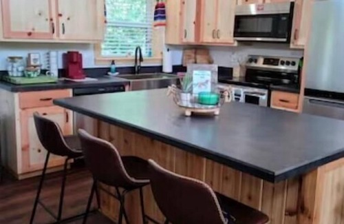 Mineola House | Mineola "Mane" Stay Cabin Near Downtown & Adjacent to Mineola Nature Preserve