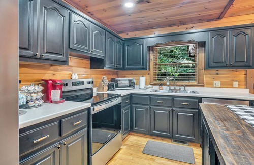 Mineral Bluff Cabin | Mineral Bluff Cabin-King-Sleeps 7-Fire Pit-Hot Tub-Pets-10 minutes to Blueridge