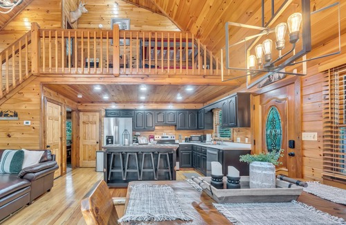 Mineral Bluff Cabin | Mineral Bluff Cabin-King-Sleeps 7-Fire Pit-Hot Tub-Pets-10 minutes to Blueridge