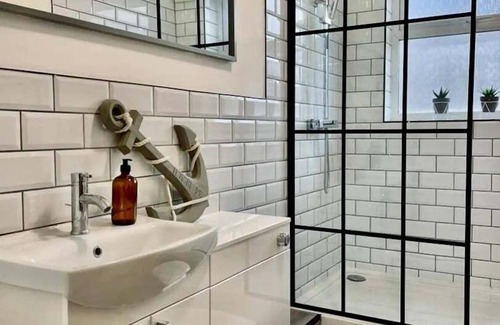 Newport Apartment | Minerva Close by Tŷ SA