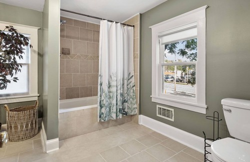 West Plaza House | Mini Central Station - Pet Friendly 3 Bed/2.5 Bath Walkable to Westport!