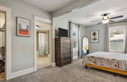 West Plaza House | Mini Central Station - Pet Friendly 3 Bed/2.5 Bath Walkable to Westport!