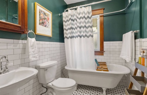 West Plaza House | Mini Central Station - Pet Friendly 3 Bed/2.5 Bath Walkable to Westport!