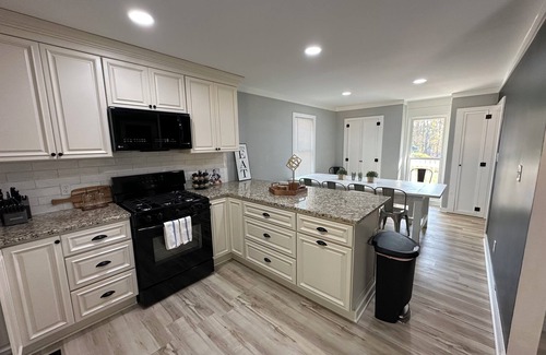 Wake County House | Mini gold and pool spacious 3 level floor home for 14 people