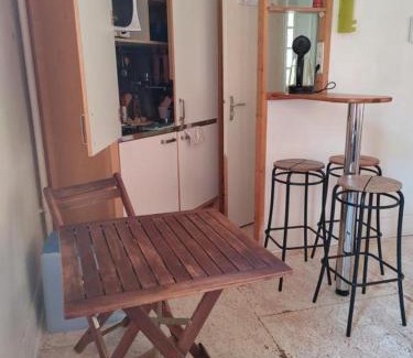 Quartier de France Apartment | Mini immeuble en entier avec jardin côté Parc