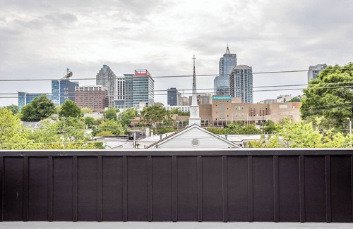 Downtown Apartment | Mini Metro - Rooftop Deck with Skyline View!