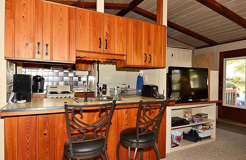 Rehoboth by the Sea Cottage | MINI-WEEKS AVAILABLE! REHOBOTH BY THE SEA/LINENS INCLUDED! 1.5 BLOCKS TO BEACH/WIFI/GRILL/WASHER&DRYER This 3 BR, 2 BA cottage is nestled in popular Rehoboth by the Sea.