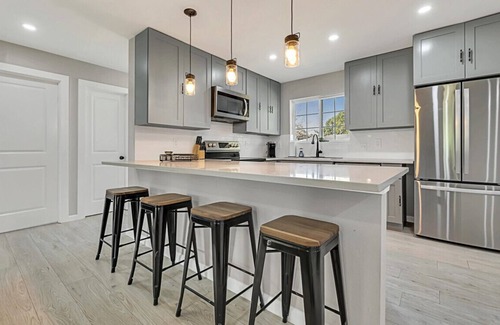 Hewitt House | Minimalist Manor | Large yard | 15 min to Magnolia