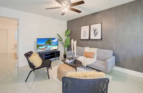Riverside Park House | Minimalist Mod apt4 * 2ml to beach, air/cruiseport