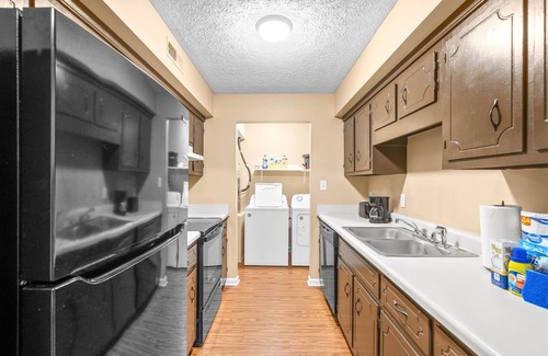 Clarksville Apartment | Minimalist, Pet Friendly, Exit 1- weekly, monthly discount