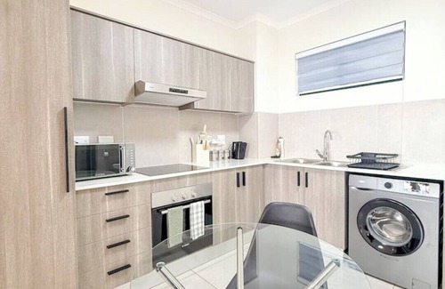 Greater Johannesburg Metropolitan Area Apartment | Minimalist Stay | Clean, Cute & Cozy.
