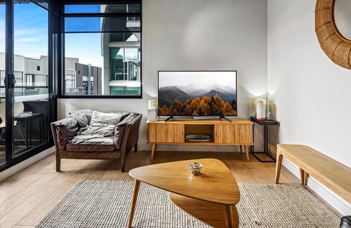 Prahran Apartment | Minimalistic Prahran Apartment with Balcony