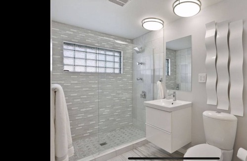 Southwest Minneapolis Apartment | Minneapolis Tangletown Lux Property Airbnb “super host” certified