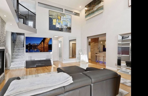 Southwest Minneapolis Apartment | Minneapolis Tangletown Lux Property Airbnb “super host” certified