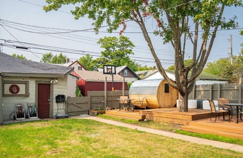 Powderhorn House | MINNESTAY* Jewel of Standish ★ Backyard Sauna ★ Steam Shower ★ Work From Home