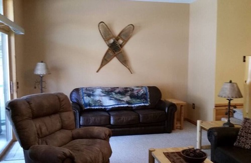 Minocqua House | Minocqua Lake Condo B7- 2 Story Rustic Town Home